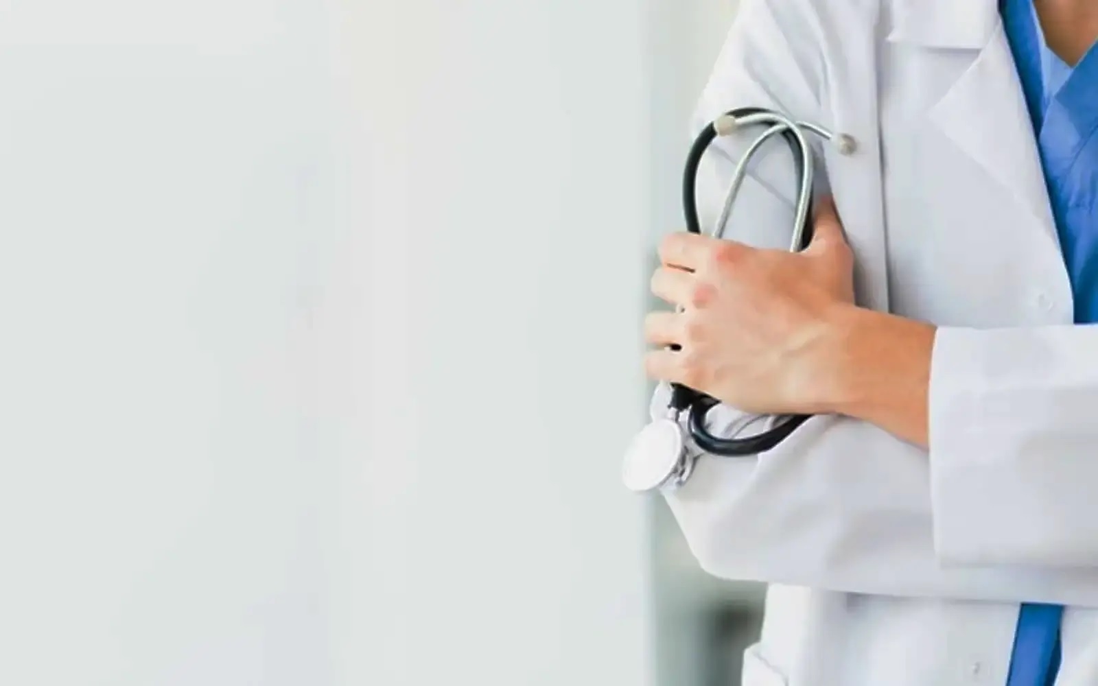 மூன்று முதிர்நிலை மருத்துவர்கள் கைது