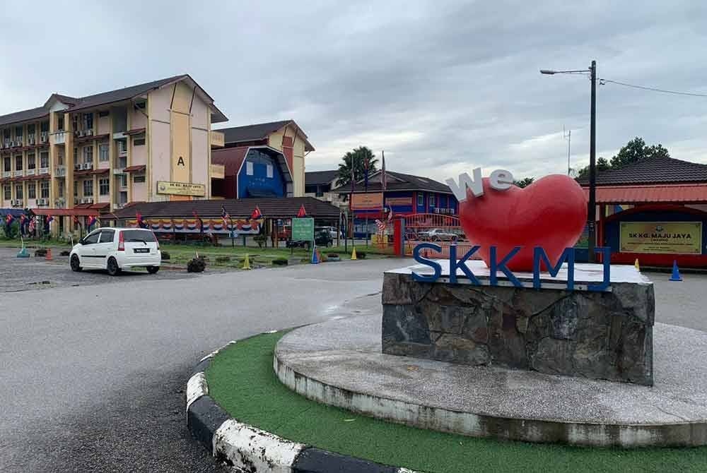 ரசாயன துர்நாற்றம் காரணமாக 3 பள்ளிகள் மூடப்பட்டன