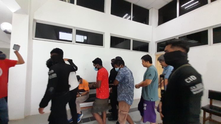 ஐவர் மீது குற்றச்சாட்டு