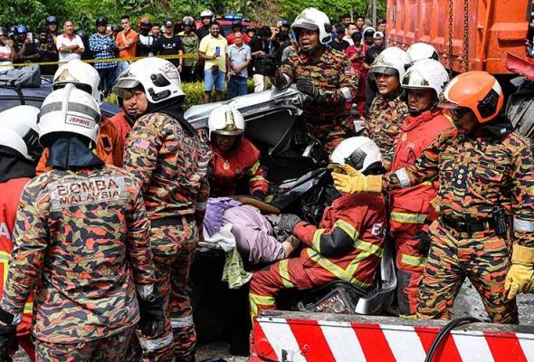 10 வாகனங்கள் சம்பந்தப்பட்ட விபத்தில் ஒருவர் பலி