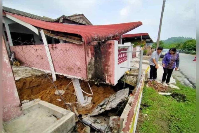 திடீர் நில அமிழ்வில் 4 வீடுகள் சேதம்