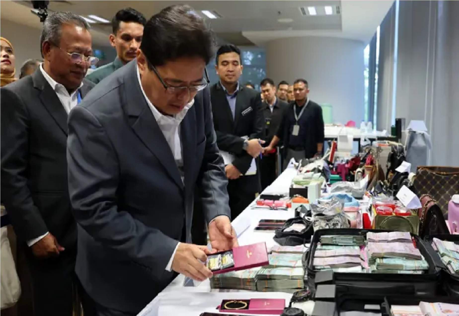 விமான நிலையத்தில் செட்டிங் முகப்பிடம் அமைத்து மோசடி /: SPRM விசாரணைக்கு ஒத்துழைக்கத் தயார் / மலேசிய குடிநுழைவுத்துறை அறிவிப்பு