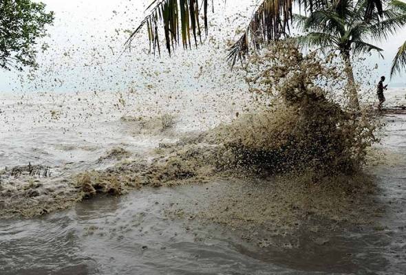 வழக்கத்திற்கு மாறாக அலைகள் உயர்ந்துள்ளன