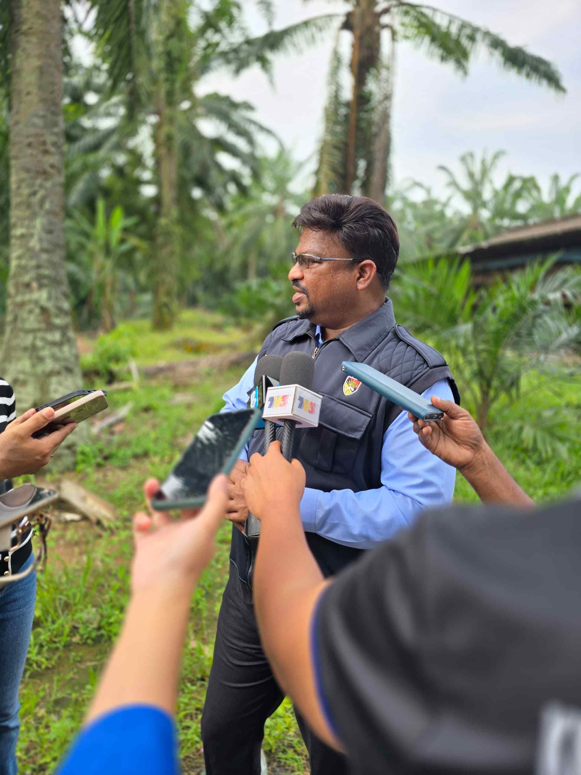 கறுப்பு நிறத்தில் கால்வாய் நீர் / கோழிப்பண்ணையை மூட உத்தரவு