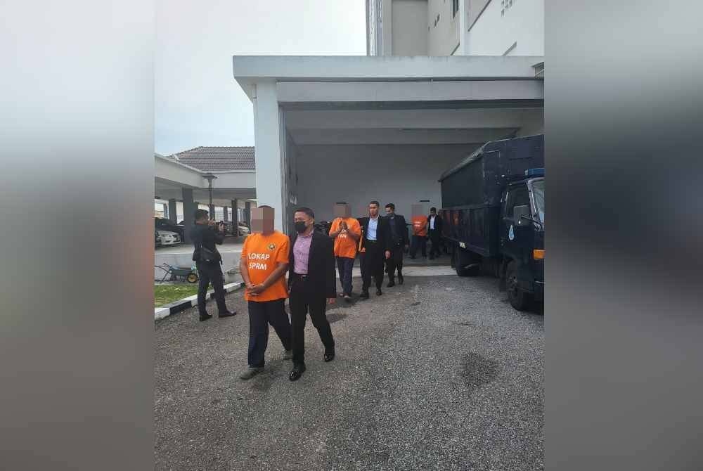 உதவி இயக்குநர் உட்பட ஆறு அதிகாரிகள் கைது