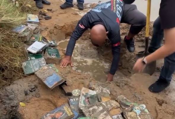 முக்கிய தலைவர் வீட்டில் சோதனை- புத்தகங்கள் மீட்பு