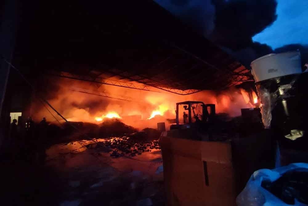 மின்னியல் பொருட்கள் கிடங்க தீயில் அழிந்தது