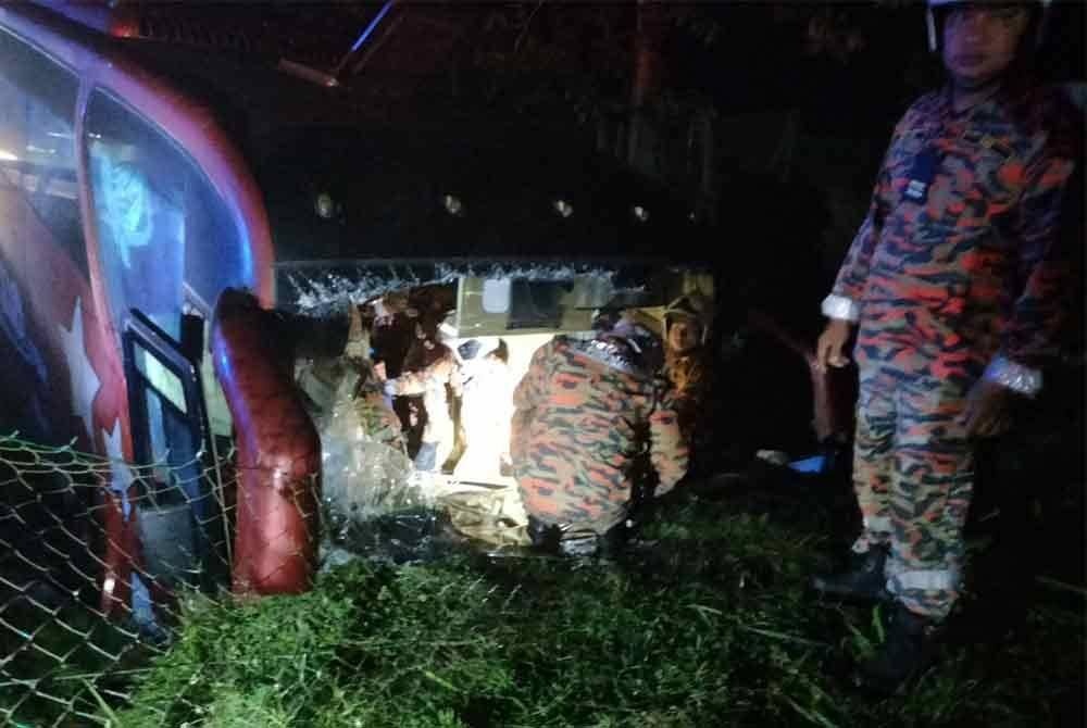 விரைவு பேருந்து பள்ளத்தில் கவிழ்ந்ததில் 5 பேர் காயமடைந்தனர்