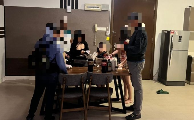 11 விலைமாதர்கள் கைது