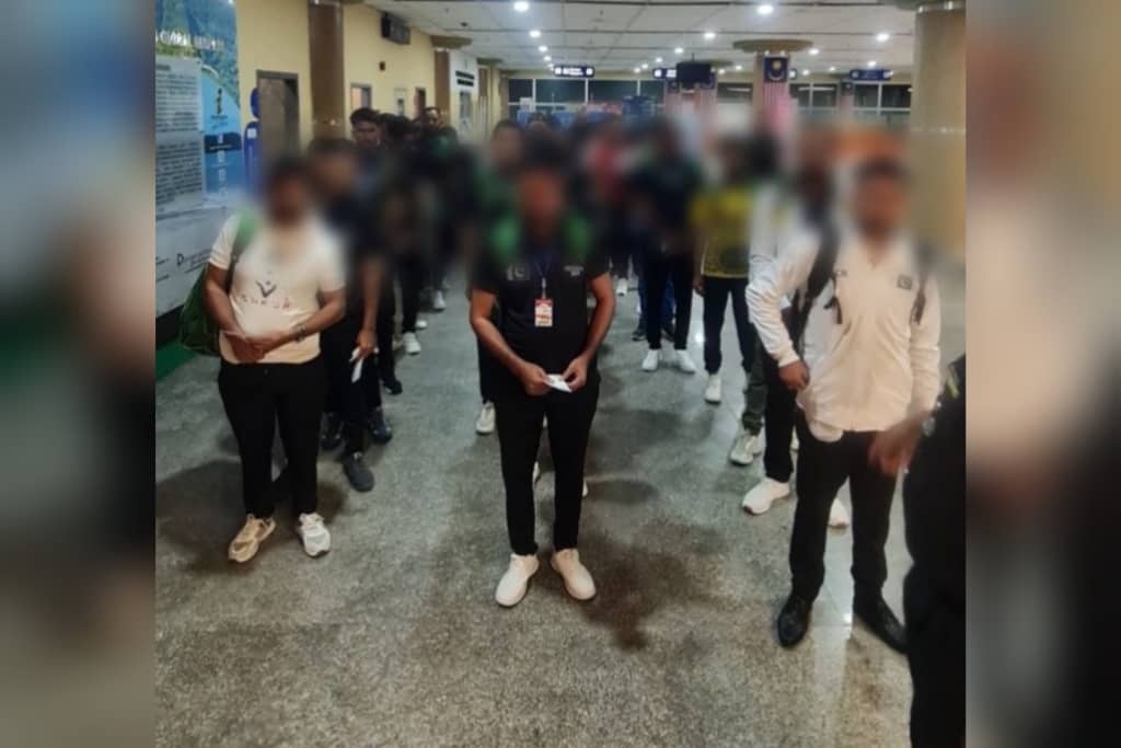 300 வெள்ளி பரிசுத்தொகையை பெறுவதற்கு 2 ஆயிரம் வெள்ளி செலவில் லங்காவிற்கு வந்தார்களாம் / 29 பாகிஸ்தானியர்கள் விரட்டப்பட்டனர்