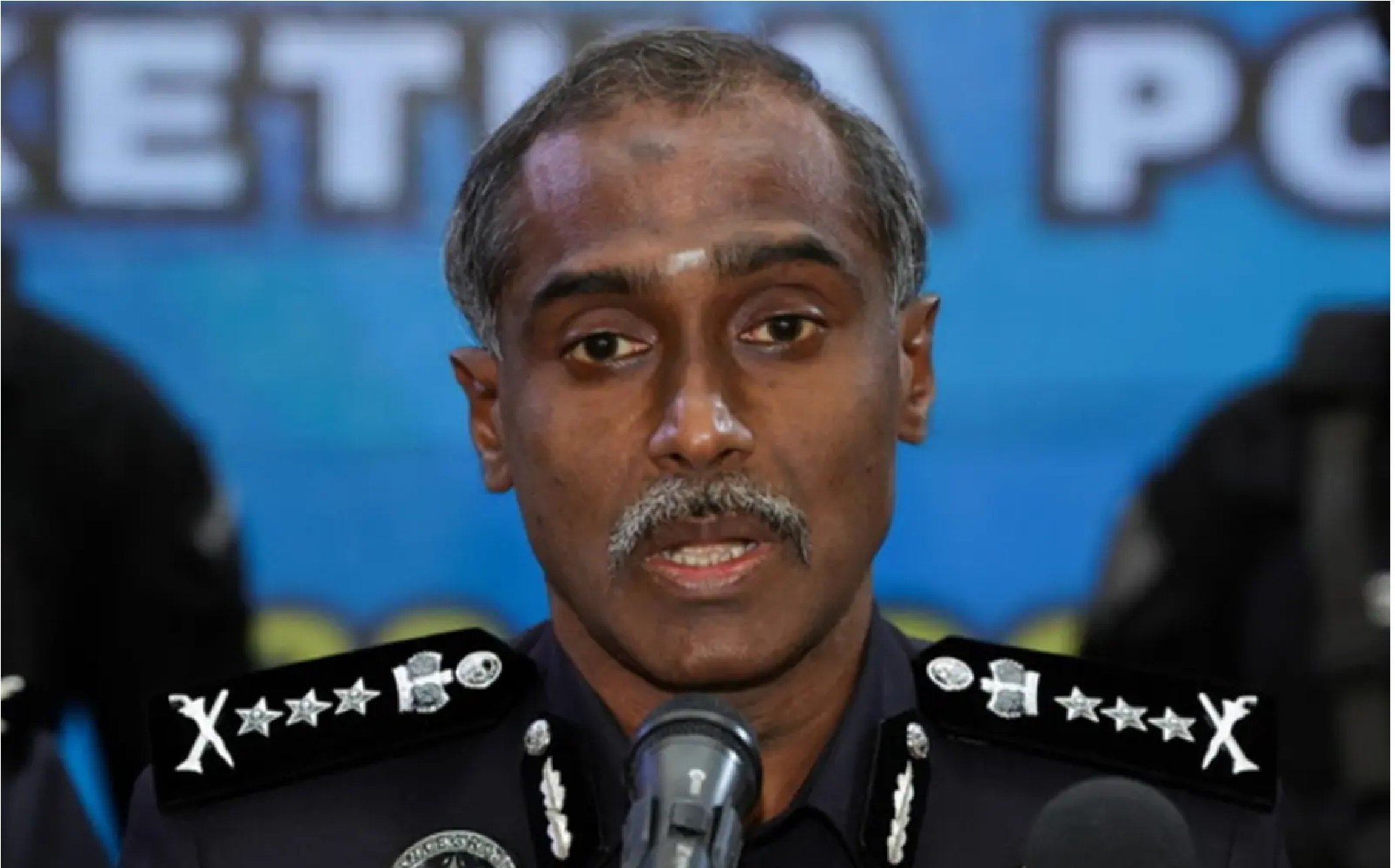 ஓர் அதிகாரி உட்பட நான்கு போலீஸ்காரர்கள் கைது