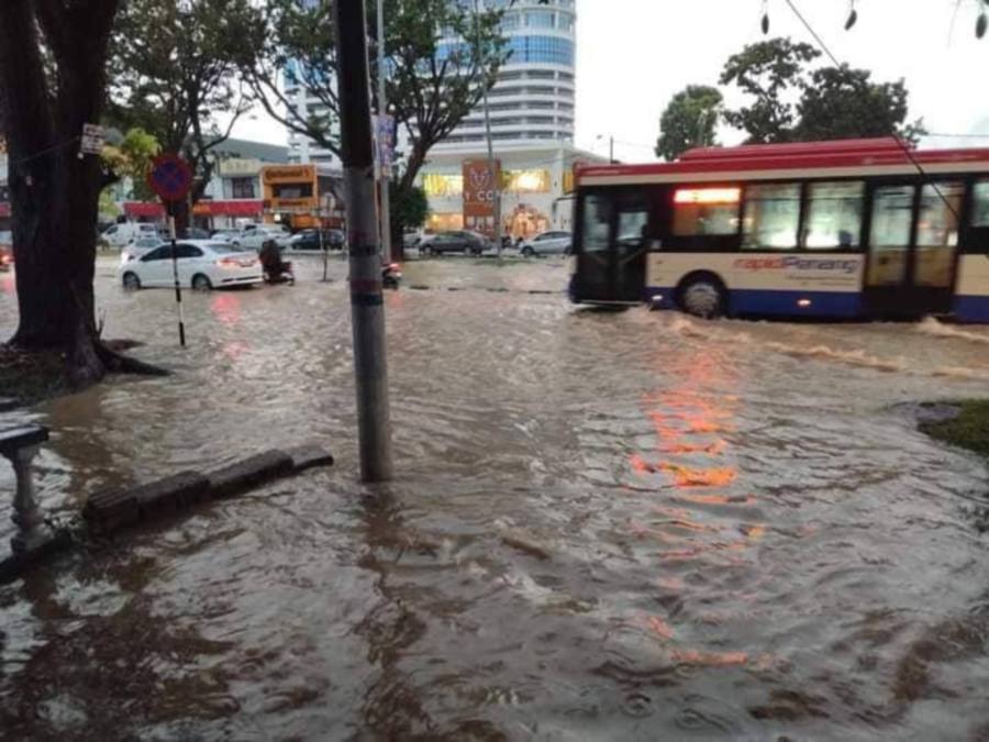 கனத்த மழையில் பயான் லெபஸ்  வெள்ளக்காடாக மாறின