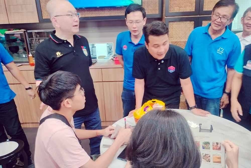 சீன வாக்காளர்களை கவர்கிறார் ஹுசைன்