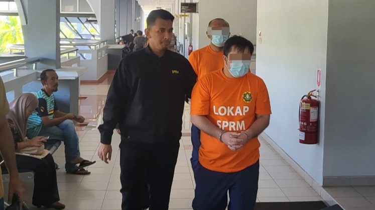 விமான நிலையத்தில் செட்டிங் முகப்பிடத்தில் / அந்நிய நாட்டவர்கள் சோதனையின்றி நுழைய அனுமதி / இரண்டு முக்கிய அதிகாரிகளுக்கு தடுப்புக்காவல்