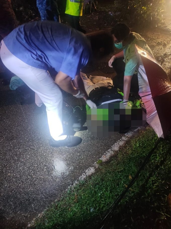 மரம் விழுந்து மோட்டார் சைக்கிளோட்டி பலி