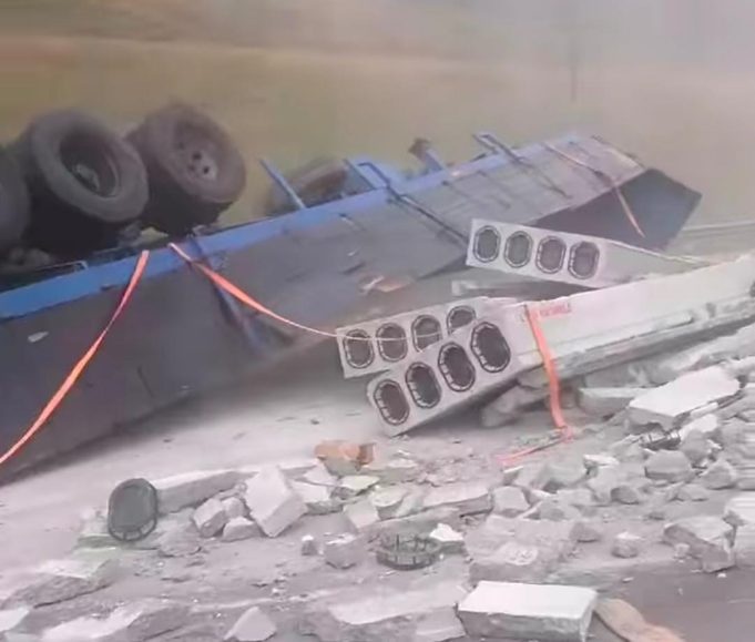 டிரெய்லர் லோரியின் வால்பகுதி கழன்று குடை சாய்ந்தது