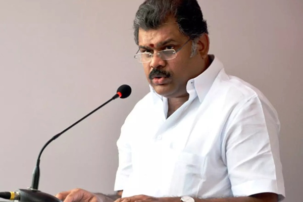 இலங்கை கடற்படையினர், தமிழக கடற்றொழிலாளர்களை கைது செய்வதை, தமிழ் மாநில காங்கிரஸின் தலைவர் ஜி.கே.வாசன் கண்டித்துள்ளார்