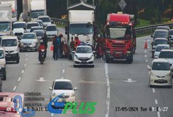 லோரியின் அடியில் சிக்கி மோட்டார் சைக்கிளோட்டி பலி