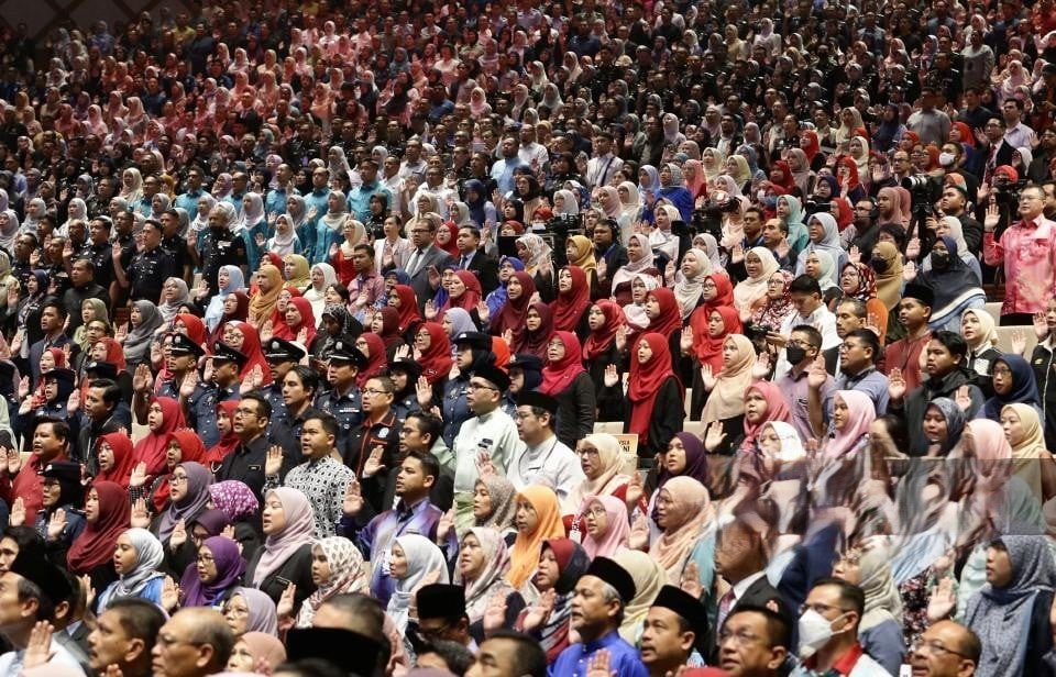 குறைந்த பட்ச கல்வித் தகுதி SPM ஆகும்