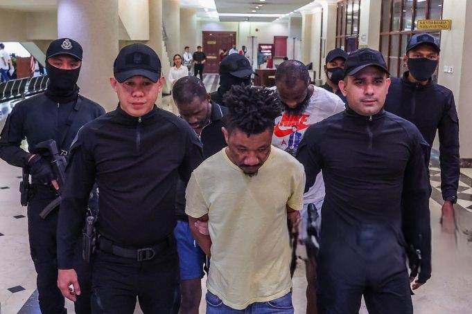 ஜப்பானியரிடம் கொள்ளை, மூன்று அந்நிய நாட்டர்வர்கள் மீது குற்றச்சாட்டு