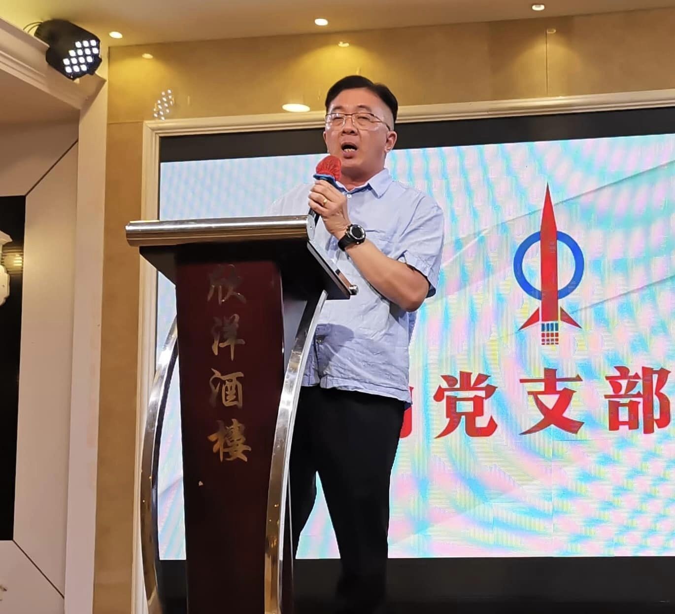 அம்னோ இளைஞரணித் தலைவர் டாக்டர் அக்மல் சலே