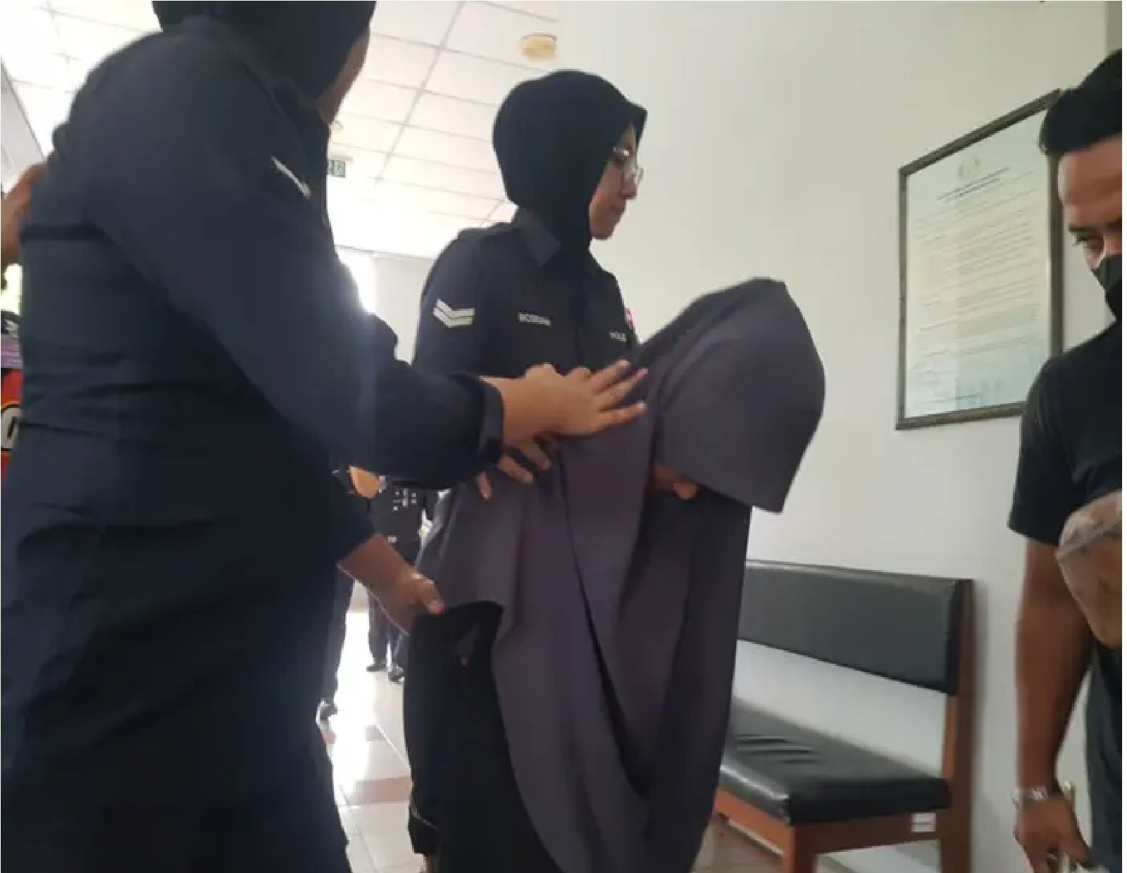 9 வயது நீதிமன்றத்திற்கு கொண்டு வரப்பட்டார்