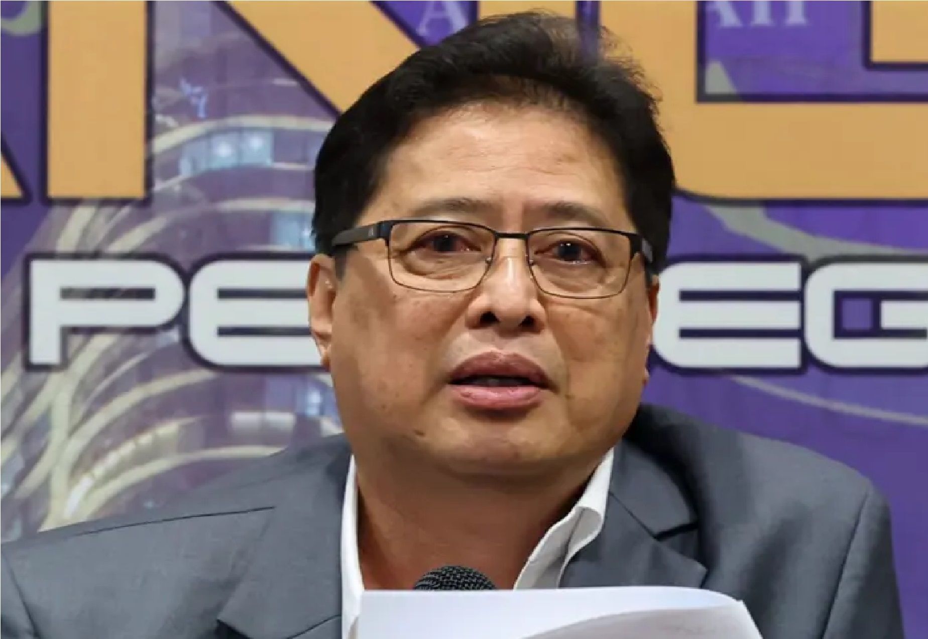 விமான நிலையத்தில் கைப்பேசிகள் பயன்படுத்துவதற்கு அனுமதியில்லை