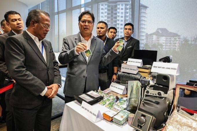 அந்த நபர் அக்டோபரில் குற்றஞ்சாட்டப்படுவார்