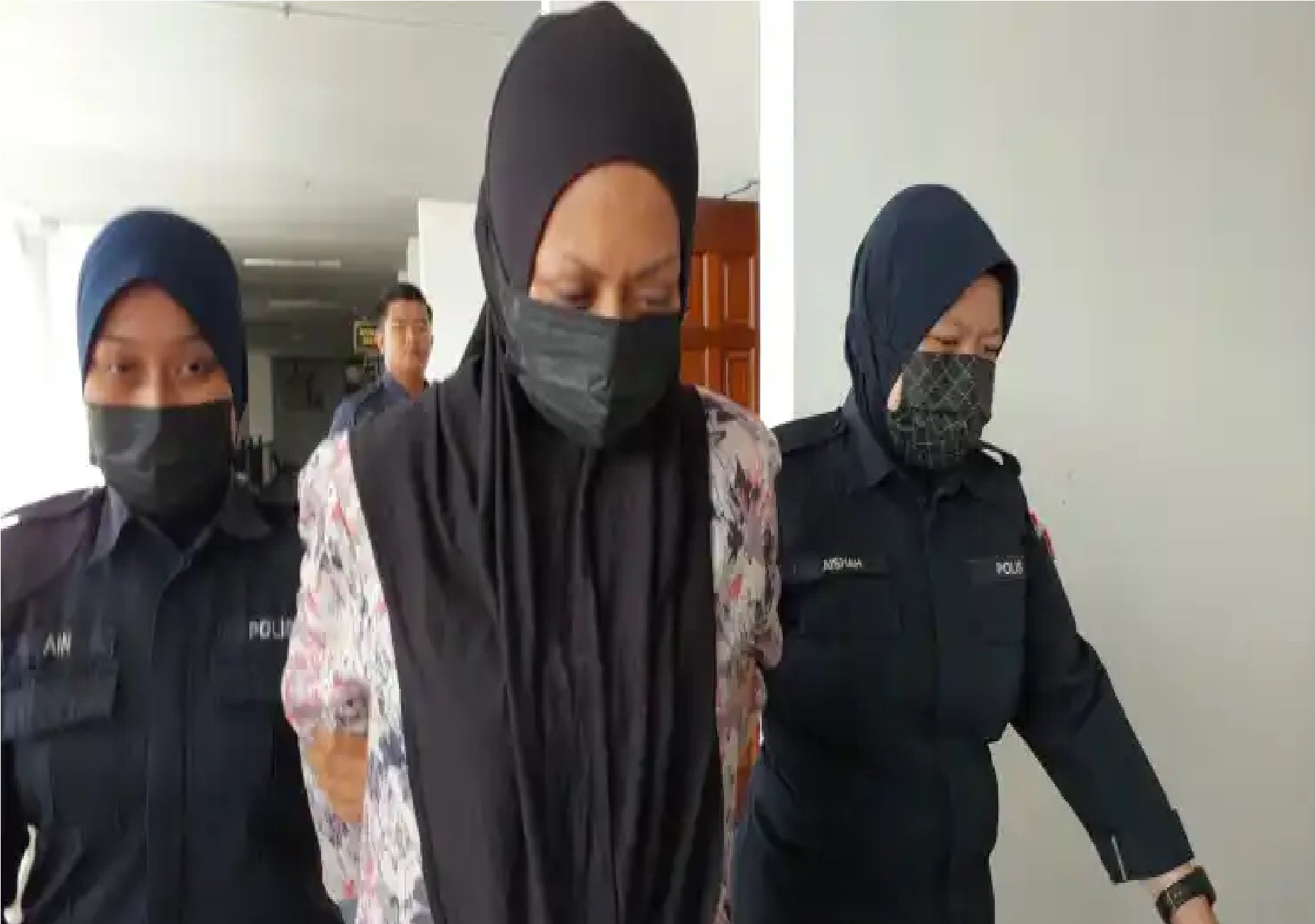 முன்னாள் காதலனுக்கு அவமதிப்பு ஏற்படுத்தியாக பெண் பத்திரிகையாளர் மீது குற்றச்சாட்டு