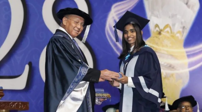 OUM- மில் பட்டம் பெற்றார் தீனா முரளிதரன்