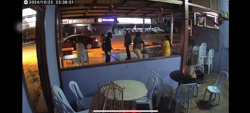 ஆயுதமேந்திய ஆடவர்கள் அட்டகாசம், ஒருவருக்கு கத்திவெட்டு