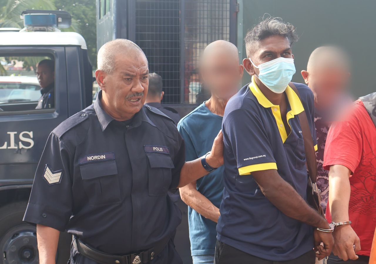 லோரி ஓட்டுநருக்கு 100 வெள்ளி அபராதம்