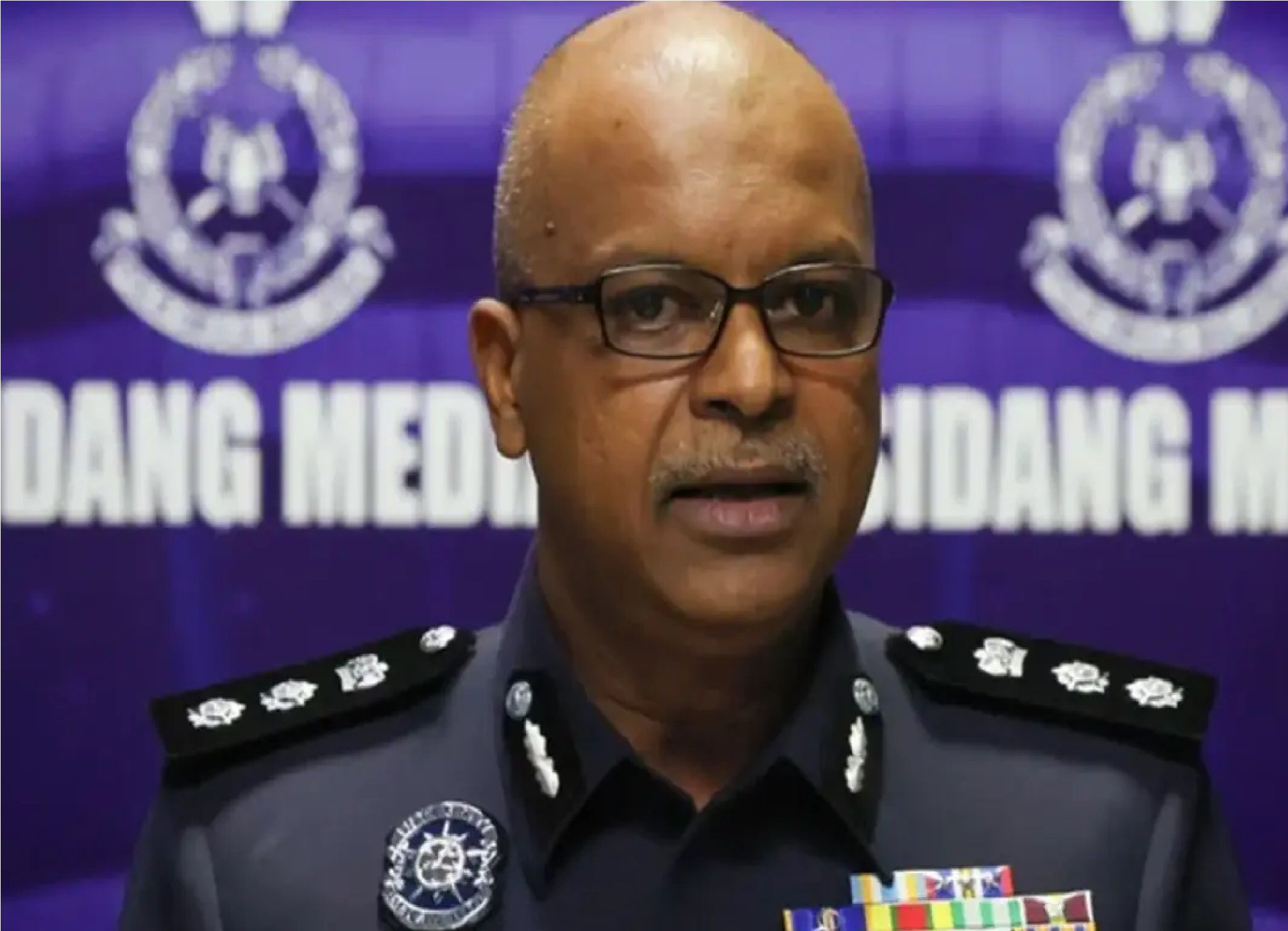 துப்பாக்கி வெளியே எடுக்கப்பட்ட விவகாரம், பெண் உட்பட மூவர் கைது