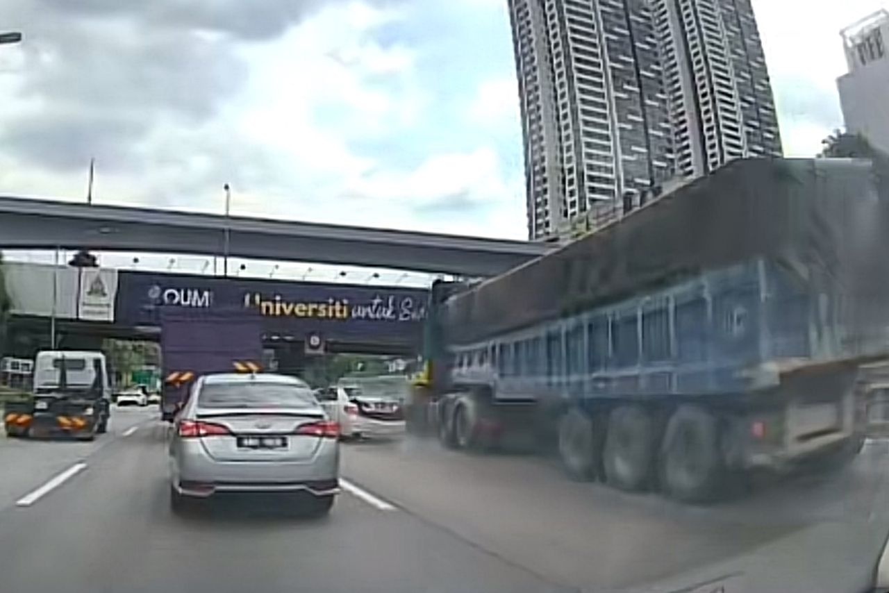 வாகனங்களை மோதித்தள்ளிய டிரெய்லர் லோரி