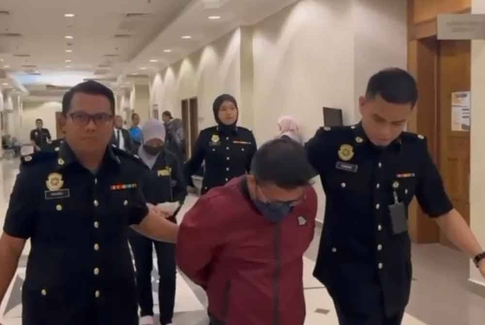 இரண்டு சமூக நல அதிகாரிகள் மீது குற்றச்சாட்டு