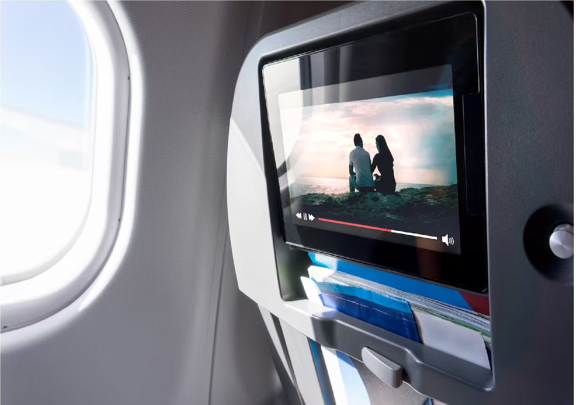 நடுவானில் விமானத்தில் ஆபாசப்படம் / 1 மணி நேரம் நிற்காமல் ஓடியதால் பயணிகள் அதிர்ச்சி