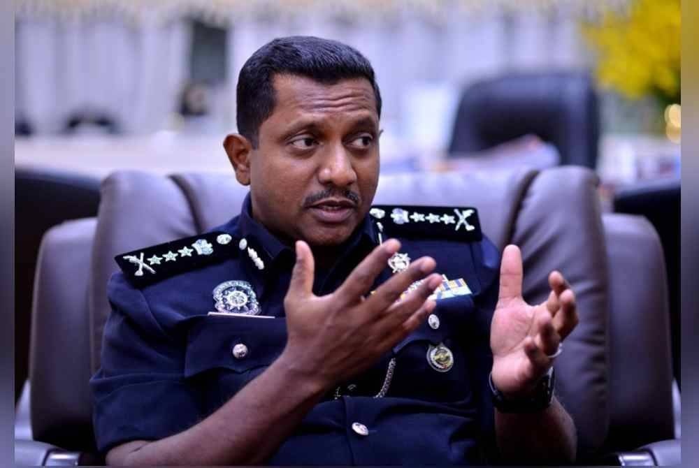 நால்வர் பணியிடம் மாற்றப்பட்டுள்ளனர்