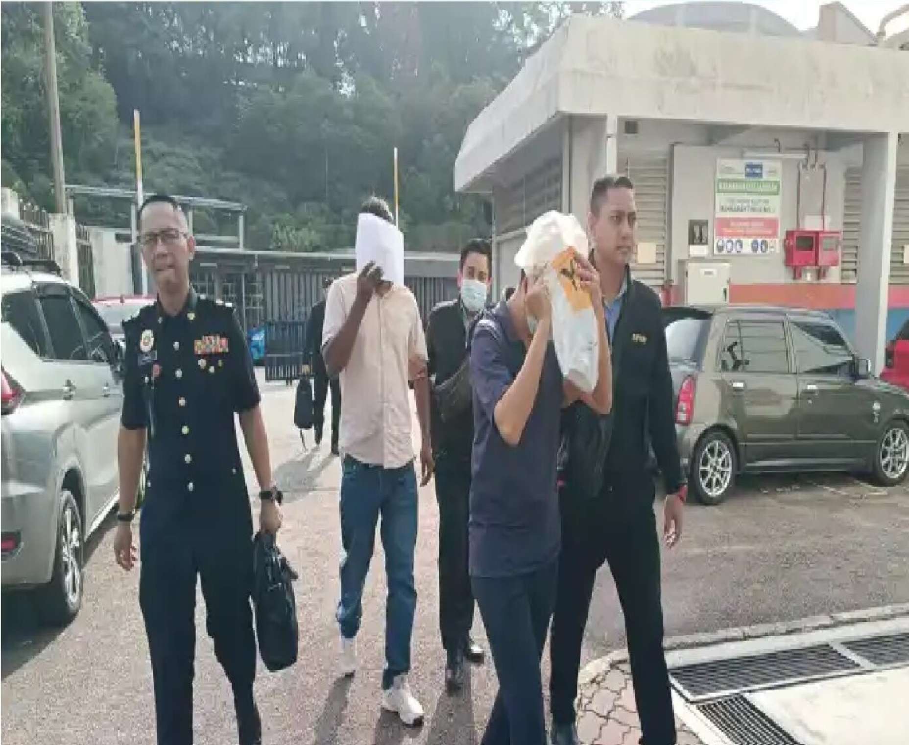 லஞ்சம், உணவக உரிமையாளர் குற்றங்சாட்டப்பட்டார்