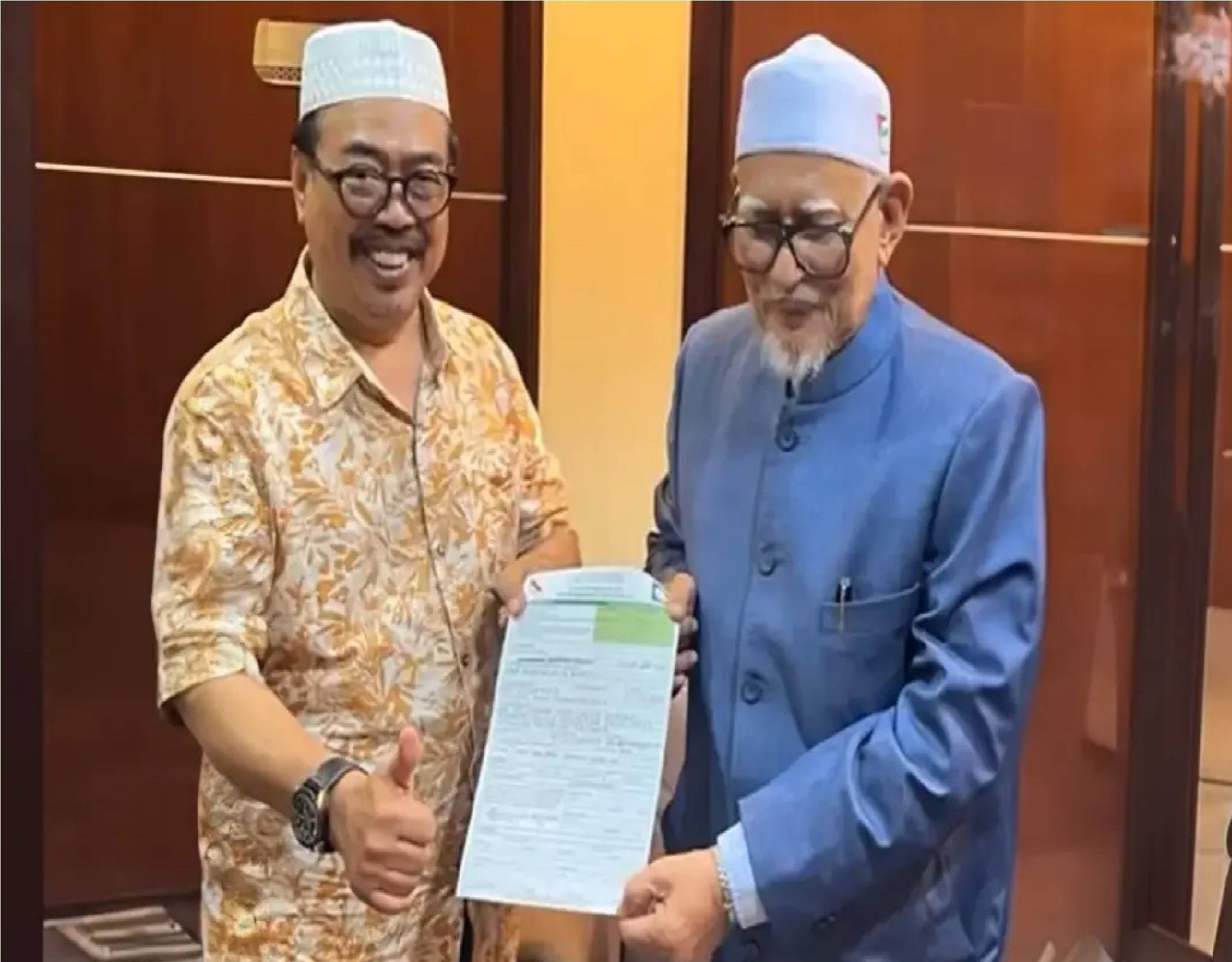 அம்னோ தலைவரின் சகோதரர் பாஸ் கட்சியில் இணைந்தார்