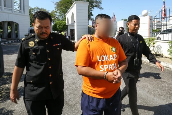 கூட்டுறவுக்கழகத்திற்கு சொந்தமான பணத்தை, குடும்ப உறுப்பினர்கள் பெயருக்கு மாற்றிக்கொண்ட வாரிய உறுப்பினர் கைது