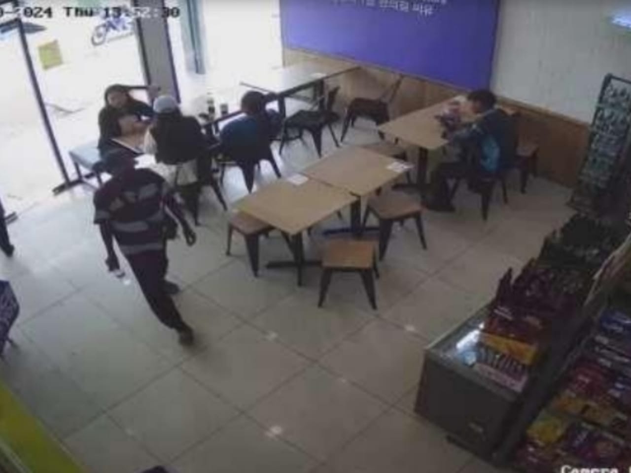 ஆபாச சேட்டைப்புரிந்த ஆடவரை போலீஸ் தேடுகிறது