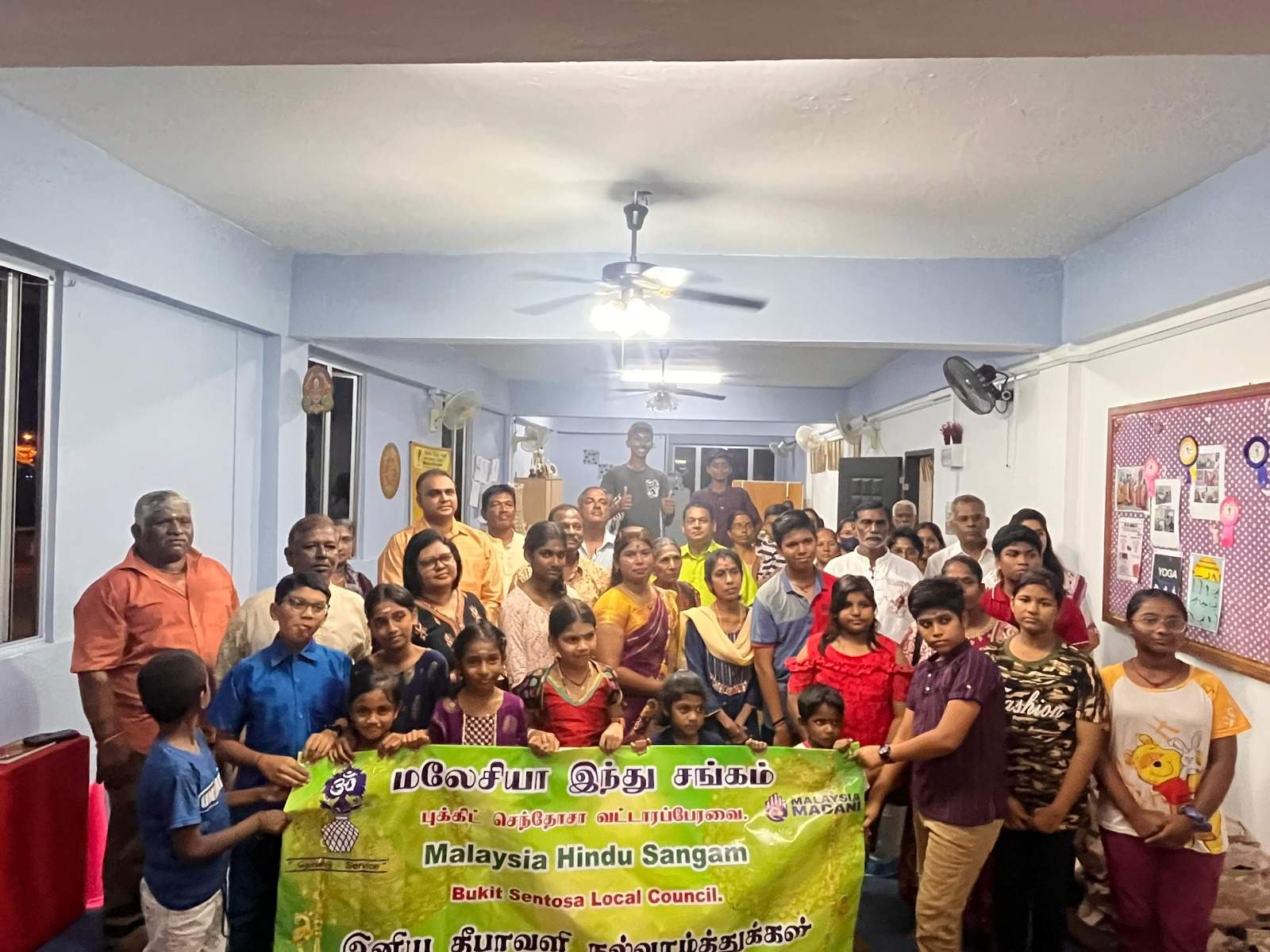 ஏழை, எளியோருக்கு தீபாவளி அன்பளிப்புகள்