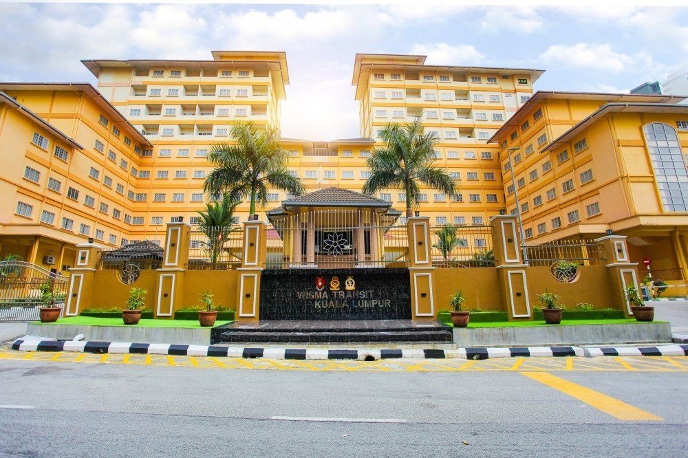 இரண்டு நாட்களுக்கு முன்பு கோலாலம்பூரில் உள்ள விஸ்மா டிரான்சிட்டில் ஆத்திரத்தில் சலசலப்பை ஏற்படுத்திய பாலஸ்தீன பெண் தொடர்பான வீடியோ பெரும் சர்ச்சையை ஏற்படுத்திய நிலையில், தற்போது அப்பெண் மன்னிப்பு கோரியுள்ளார்