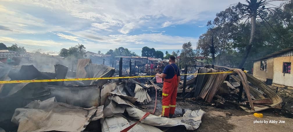 குழந்தை உட்பட ஐவர் கருகி மாண்டனர்