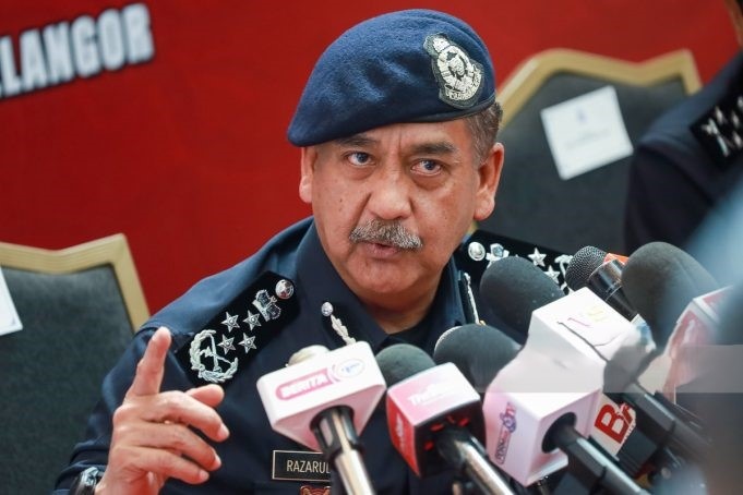 12 போலீஸ்காரர்கள் பணியிடை நீக்கம்