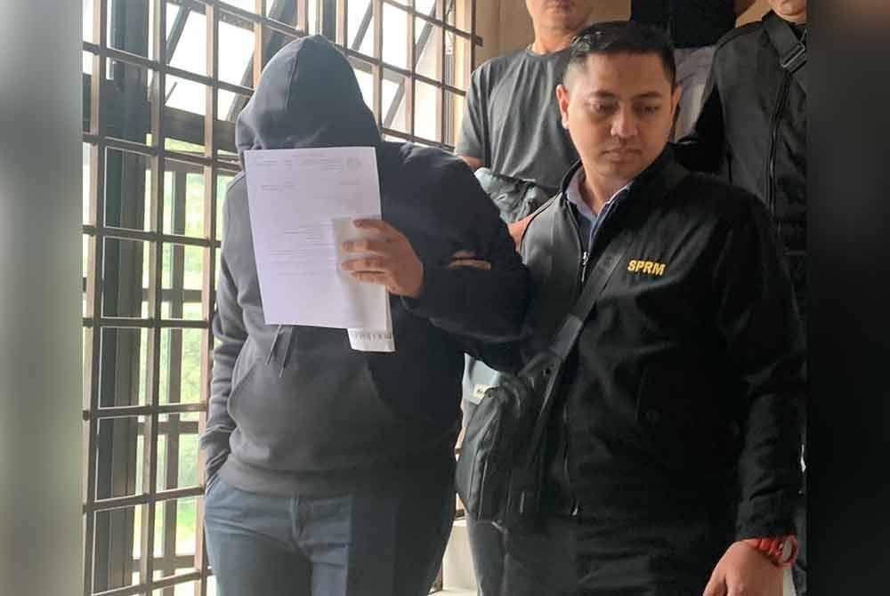 குடிநுழைவு அதிகாரி குற்றஞ்சாட்டப்பட்டார்