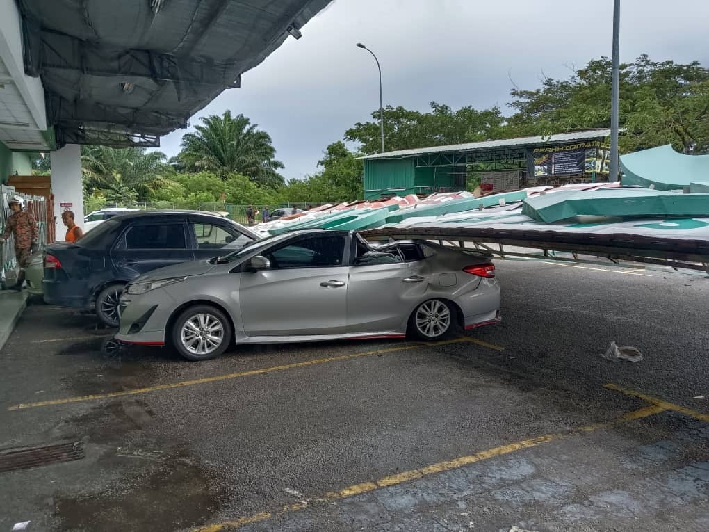 பலத்த காற்றில் விளம்பரப்பலகை விழுந்ததில் மாது உயிர்தப்பினார்