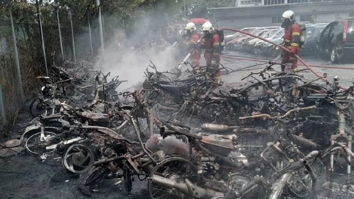 நூற்றுக்கும் மேற்பட்ட மோட்டார் சைக்கிள்கள் அழிந்தன