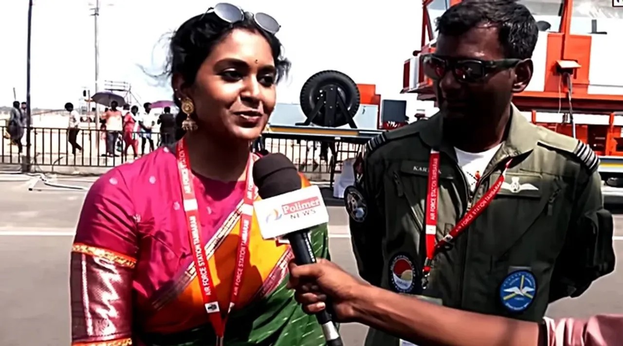 தமிழ் மீது தீராக் காதல்': மெரினாவில் விமான சாகசத்தை வர்ணனை செய்த ரேவதி யார்? செல்ஃபி எடுத்து மக்கள் மகிழ்ச்சி