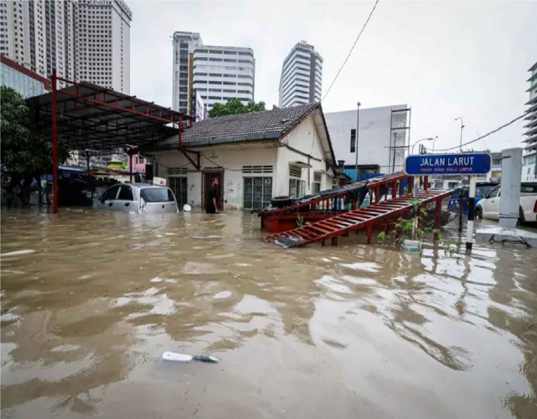 கோலாலம்பூரில் கனத்த மழை  பல்வேறு பகுதிகள் வெள்ளக்காடானது